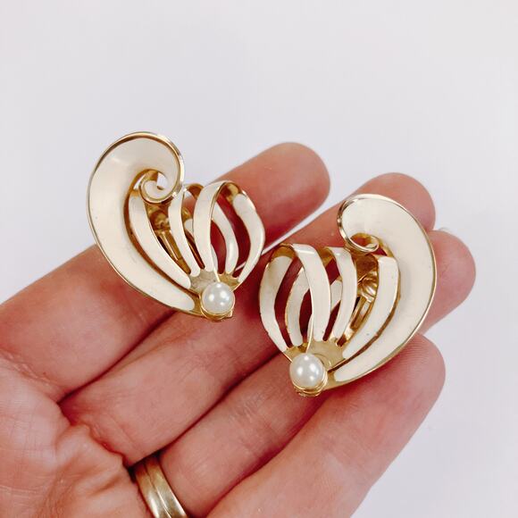 VTG 1980s Clip On Earrings Gold Tone White Enamel Pearl Retro Revival Sculptural - Picture 2 of 14